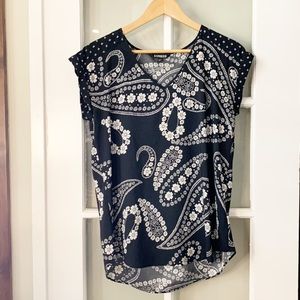 Express Women’s Satin V-Neck Black & White Patterned Short Sleeve Top (Medium)